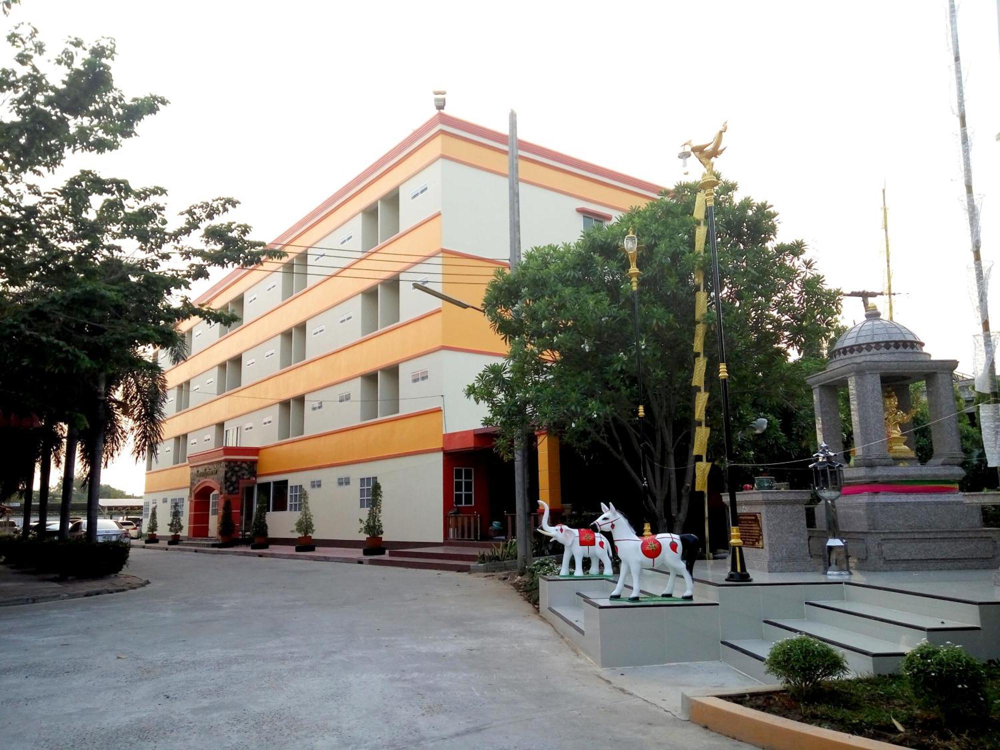 Central Park Hotel Sing Buri Exterior foto